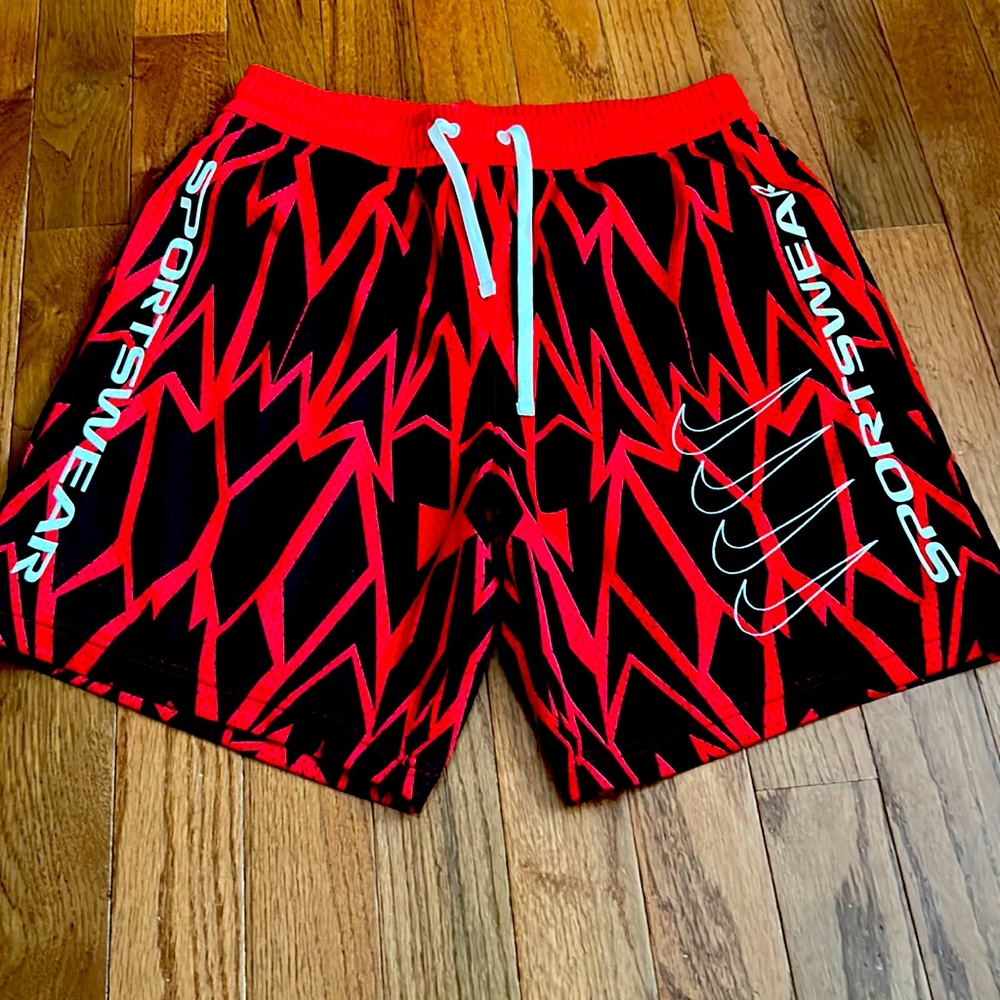 Nike men shorts never worn. XL